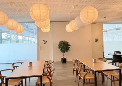 Interior cafeteria A Prop Centre Esplai amb taules i llums